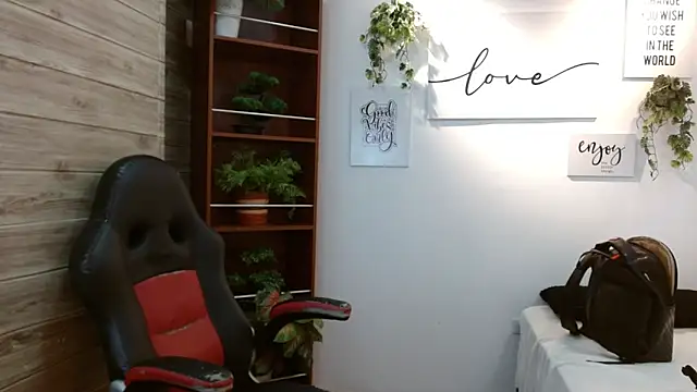 Snapshot of AmethystShadow17 chatting on 04/23/26, 04:24 AmethystShadow17 online show from 04/23/26, 04:24