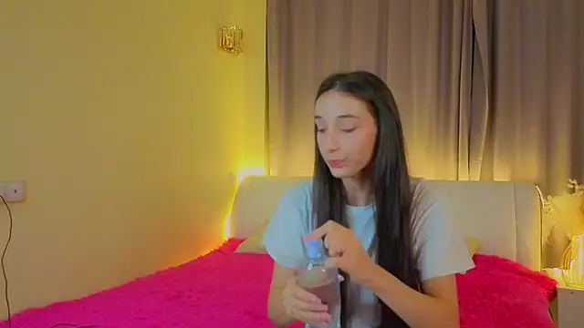 HayleySalahubdin online show from 10/18/25, 07:58