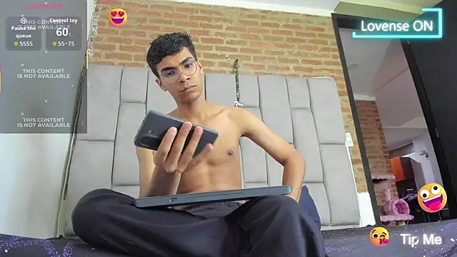 Snapshot of Desire4Duo chatting on 12/20/25, 12:23 Desire4Duo online show from 12/20/25, 12:23