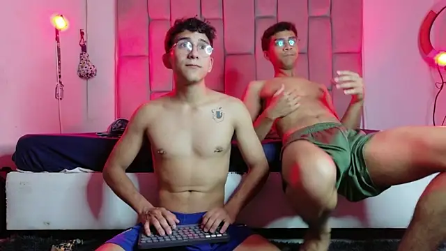 Snapshot of Desire4Duo chatting on 03/03/26, 10:32 Desire4Duo online show from 03/03/26, 10:32