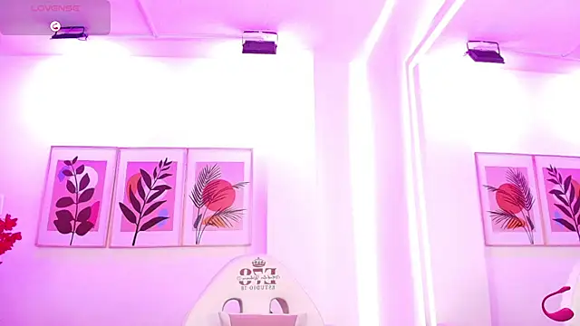 Snapshot of Elisce_cloudd chatting on 10/23/25, 12:37 Elisce cloudd online show from 10/23/25, 12:37