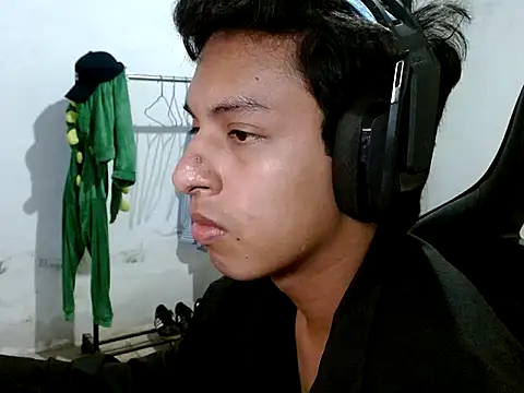 Snapshot of Collucci chatting on 12/21/25, 02:51 Collucci online show from 12/21/25, 02:51