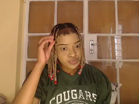 Snapshot of fifiqueen25 chatting on 11/19/25, 03:34 fifiqueen25 online show from 11/19/25, 03:34