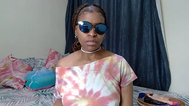 Snapshot of fifiqueen25 chatting on 03/21/26, 07:13 fifiqueen25 online show from 03/21/26, 07:13