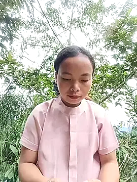 Snapshot of Nguyet2k4 chatting on 11/19/25, 06:13 Nguyet2k4 online show from 11/19/25, 06:13