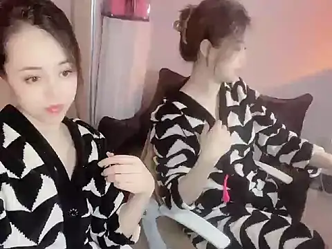 Snapshot of Sylvia520 chatting on 10/17/25, 04:20 Sylvia520 online show from 10/17/25, 04:20