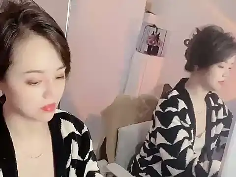 Snapshot of Sylvia520 chatting on 11/01/25, 08:49 Sylvia520 online show from 11/01/25, 08:49