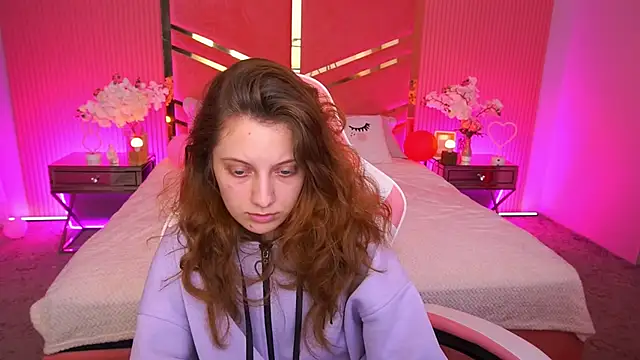 Snapshot of CuteeFoxy chatting on 12/18/25, 02:23 CuteeFoxy online show from 12/18/25, 02:23