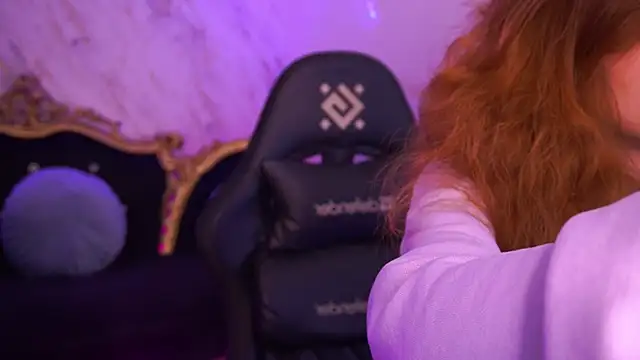 Snapshot of CuteeFoxy chatting on 12/19/25, 02:24 CuteeFoxy online show from 12/19/25, 02:24