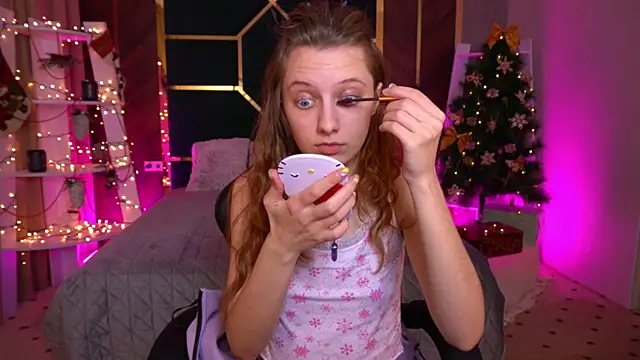 Snapshot of CuteeFoxy chatting on 12/22/25, 02:36 CuteeFoxy online show from 12/22/25, 02:36