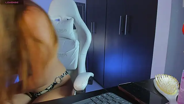 Snapshot of kittyrush_ chatting on 04/21/26, 01:42 kittyrush online show from 04/21/26, 01:42