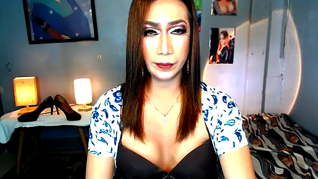 Snapshot of littleredbunny27 chatting on 03/16/26, 08:51 littleredbunny27 online show from 03/16/26, 08:51