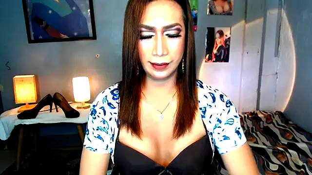 Snapshot of littleredbunny27 chatting on 03/16/26, 08:57 littleredbunny27 online show from 03/16/26, 08:57