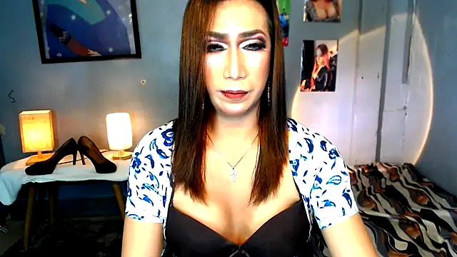 Snapshot of littleredbunny27 chatting on 03/17/26, 09:01 littleredbunny27 online show from 03/17/26, 09:01