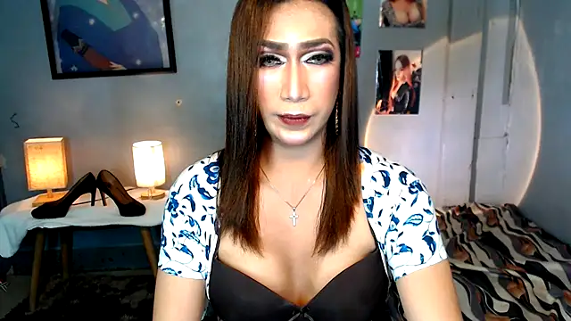 Snapshot of littleredbunny27 chatting on 03/24/26, 09:03 littleredbunny27 online show from 03/24/26, 09:03