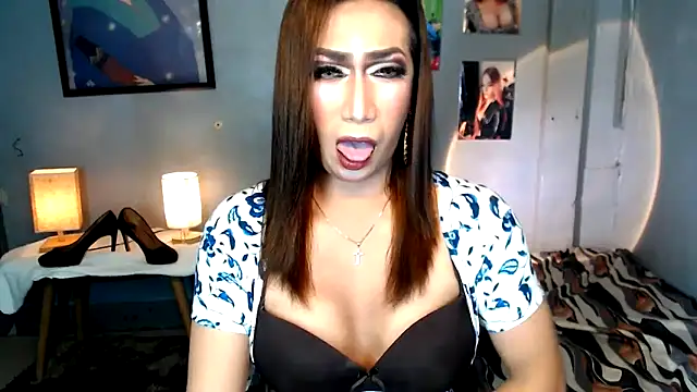 Snapshot of littleredbunny27 chatting on 04/08/26, 07:03 littleredbunny27 online show from 04/08/26, 07:03