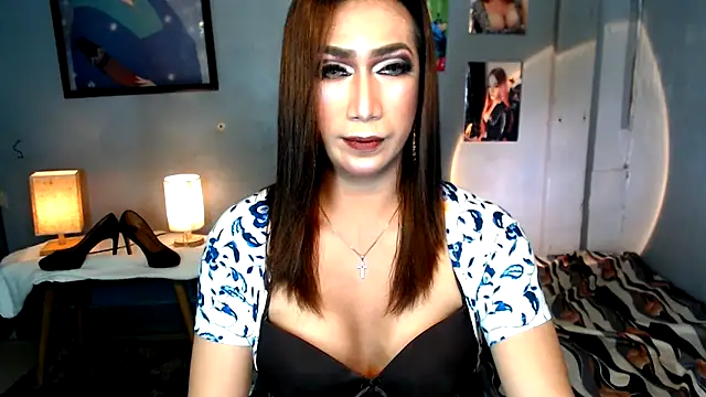 Snapshot of littleredbunny27 chatting on 04/10/26, 12:32 littleredbunny27 online show from 04/10/26, 12:32