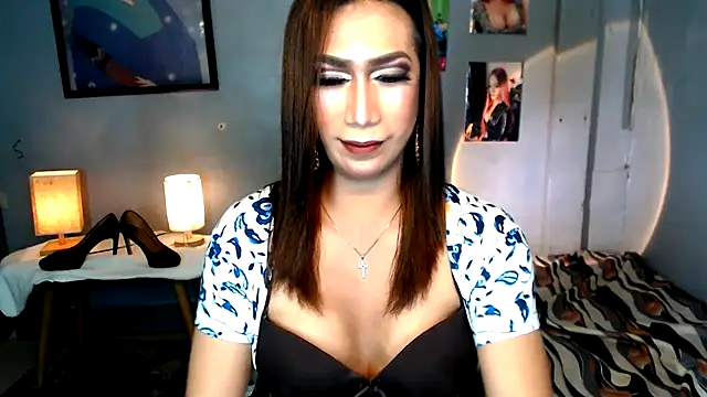 Snapshot of littleredbunny27 chatting on 04/14/26, 10:21 littleredbunny27 online show from 04/14/26, 10:21