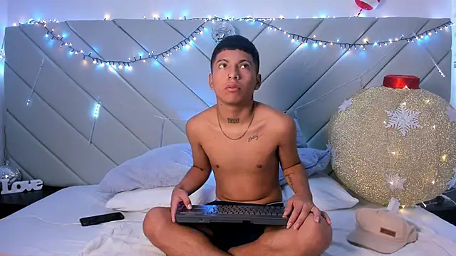 Snapshot of little_kris1 chatting on 11/25/25, 01:11 little kris1 online show from 11/25/25, 01:11