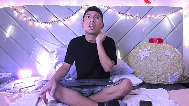 Snapshot of little_kris1 chatting on 11/28/25, 12:30 little kris1 online show from 11/28/25, 12:30