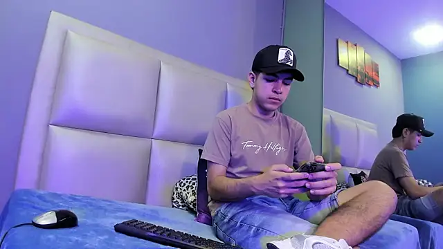 Snapshot of Jhonny_saenz chatting on 10/29/25, 01:46 Jhonny saenz online show from 10/29/25, 01:46