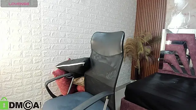 Amara  Hank online show from 10/26/25, 01:06