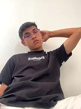 Snapshot of Muchachito18 chatting on 10/15/25, 03:56 Muchachito18 online show from 10/15/25, 03:56