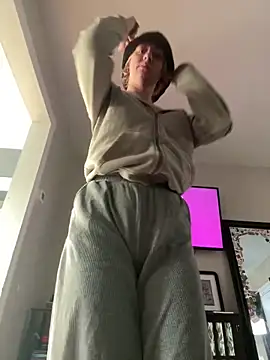 EllieELf online show from 10/28/25, 12:19