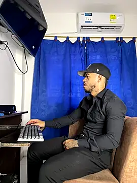 Snapshot of Kylian_Alessandro chatting on 11/14/25, 04:28 Kylian Alessandro online show from 11/14/25, 04:28