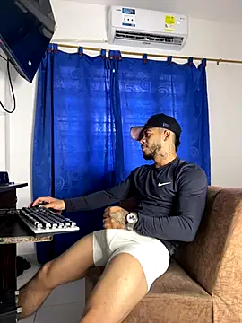 Snapshot of Kylian_Alessandro chatting on 11/18/25, 12:20 Kylian Alessandro online show from 11/18/25, 12:20