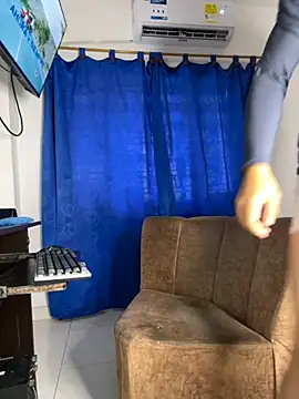 Snapshot of Kylian_Alessandro chatting on 11/20/25, 01:44 Kylian Alessandro online show from 11/20/25, 01:44