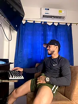 Snapshot of Kylian_Alessandro chatting on 11/22/25, 06:07 Kylian Alessandro online show from 11/22/25, 06:07