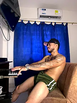 Snapshot of Kylian_Alessandro chatting on 11/23/25, 04:07 Kylian Alessandro online show from 11/23/25, 04:07