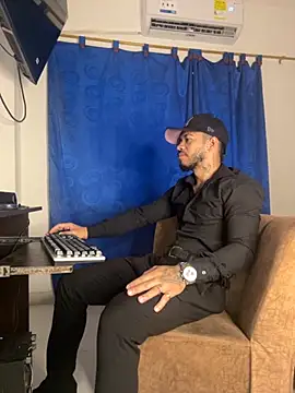 Snapshot of Kylian_Alessandro chatting on 11/25/25, 11:43 Kylian Alessandro online show from 11/25/25, 11:43