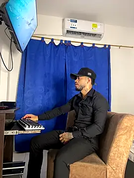 Snapshot of Kylian_Alessandro chatting on 12/15/25, 10:47 Kylian Alessandro online show from 12/15/25, 10:47