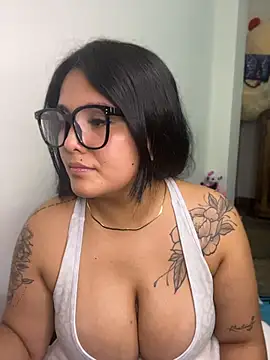 Snapshot of Mellani_luod chatting on 05/18/26, 04:07 Mellani luod online show from 05/18/26, 04:07