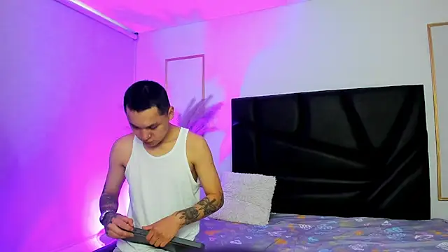 AnnieAndLeandro online show from 12/05/25, 08:27