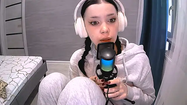 Snapshot of AnabelStar chatting on 10/17/25, 11:57 AnabelStar online show from 10/17/25, 11:57