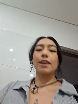 Snapshot of EvelynCrow_ chatting on 10/16/25, 10:44 EvelynCrow  online show from 10/16/25, 10:44