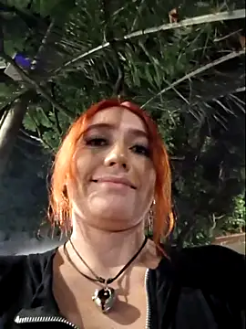 Snapshot of EvelynCrow_ chatting on 10/19/25, 01:17 EvelynCrow  online show from 10/19/25, 01:17