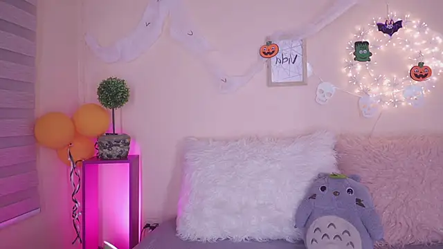 Snapshot of Meggie_ chatting on 10/27/25, 11:52 Meggie  online show from 10/27/25, 11:52