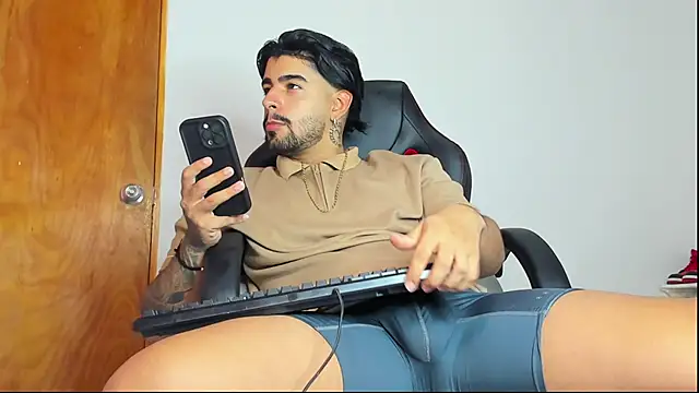 maximo black  online show from 11/14/25, 09:24