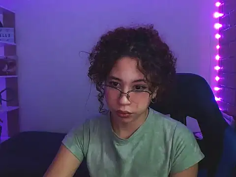 Snapshot of Medussa3033 chatting on 11/10/25, 02:21 Medussa3033 online show from 11/10/25, 02:21