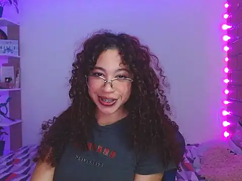 Snapshot of Medussa3033 chatting on 11/28/25, 01:19 Medussa3033 online show from 11/28/25, 01:19