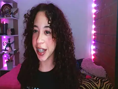 Snapshot of Medussa3033 chatting on 04/09/26, 04:01 Medussa3033 online show from 04/09/26, 04:01