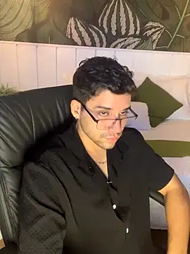 Snapshot of Mike_montoya01 chatting on 10/24/25, 01:46 Mike montoya01 online show from 10/24/25, 01:46