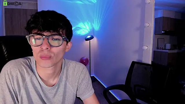 Snapshot of Mikeyvioleta_ chatting on 03/04/26, 10:32 Mikeyvioleta online show from 03/04/26, 10:32