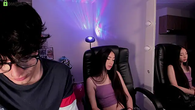 Snapshot of Mikeyvioleta_ chatting on 03/06/26, 10:01 Mikeyvioleta online show from 03/06/26, 10:01