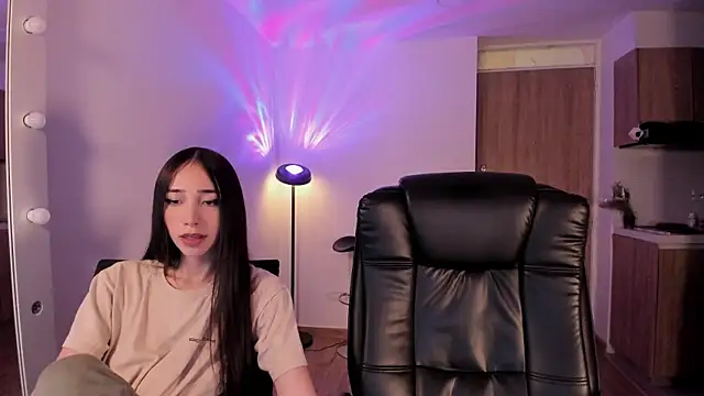 Snapshot of Mikeyvioleta_ chatting on 04/15/26, 11:16 Mikeyvioleta online show from 04/15/26, 11:16