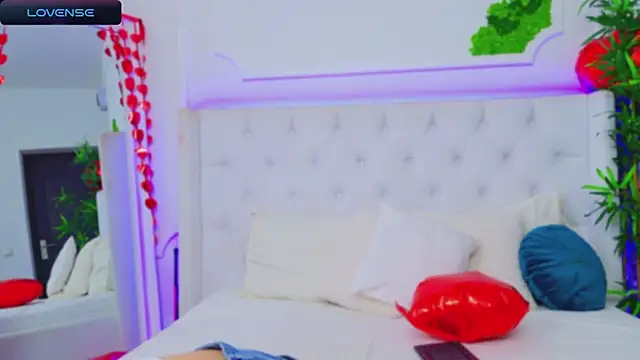 Snapshot of AriannaSins chatting on 02/18/25, 01:33 AriannaSins online show from 02/18/25, 01:33